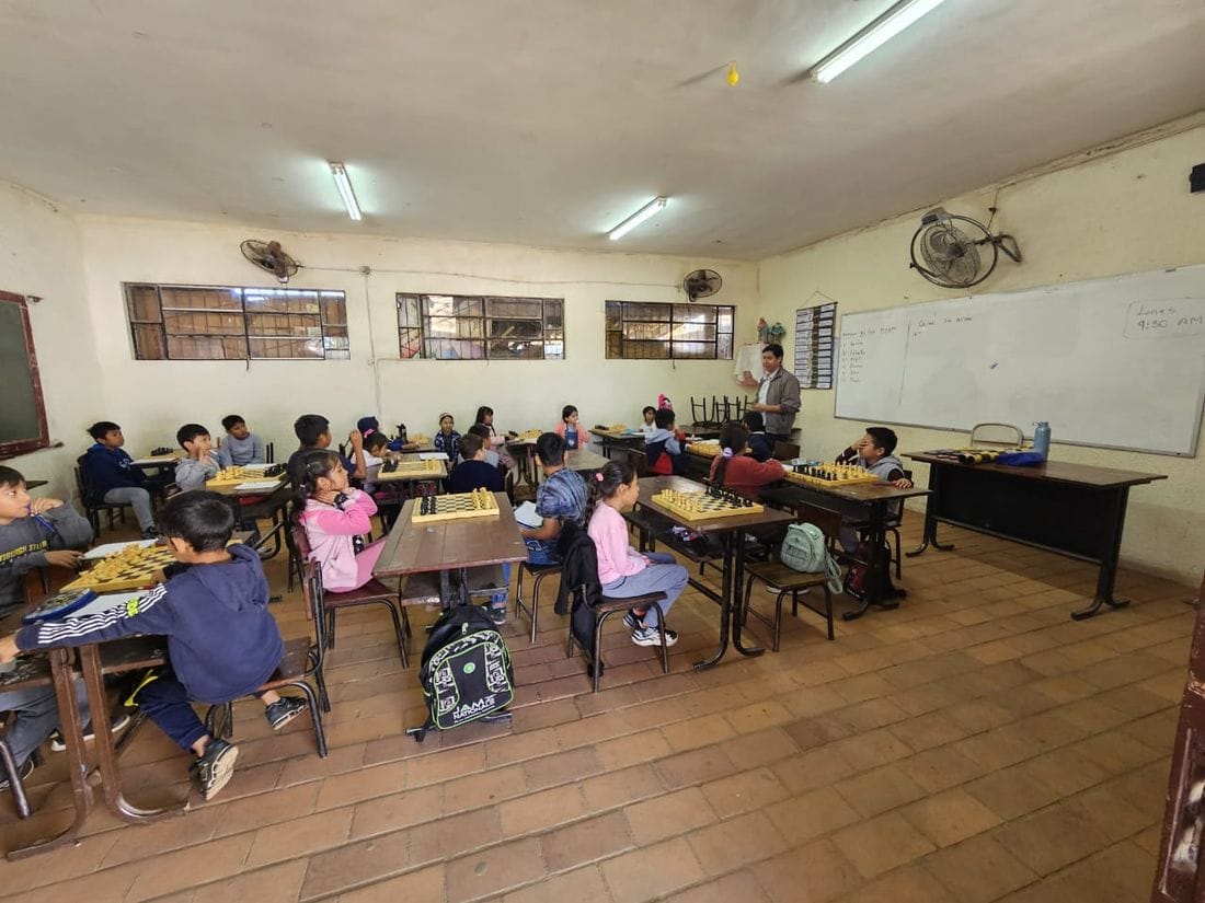 Clase de P.E.C.U. en el colegio Claudina Thevenet: los alumnos juegan en sus tableros mientras el profesor acompaña desde el frente del aula
