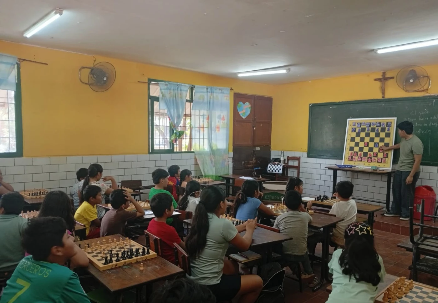Clase de P.E.C.U. en el colegio Carlos Laborde: alumnos jugando durante la clase